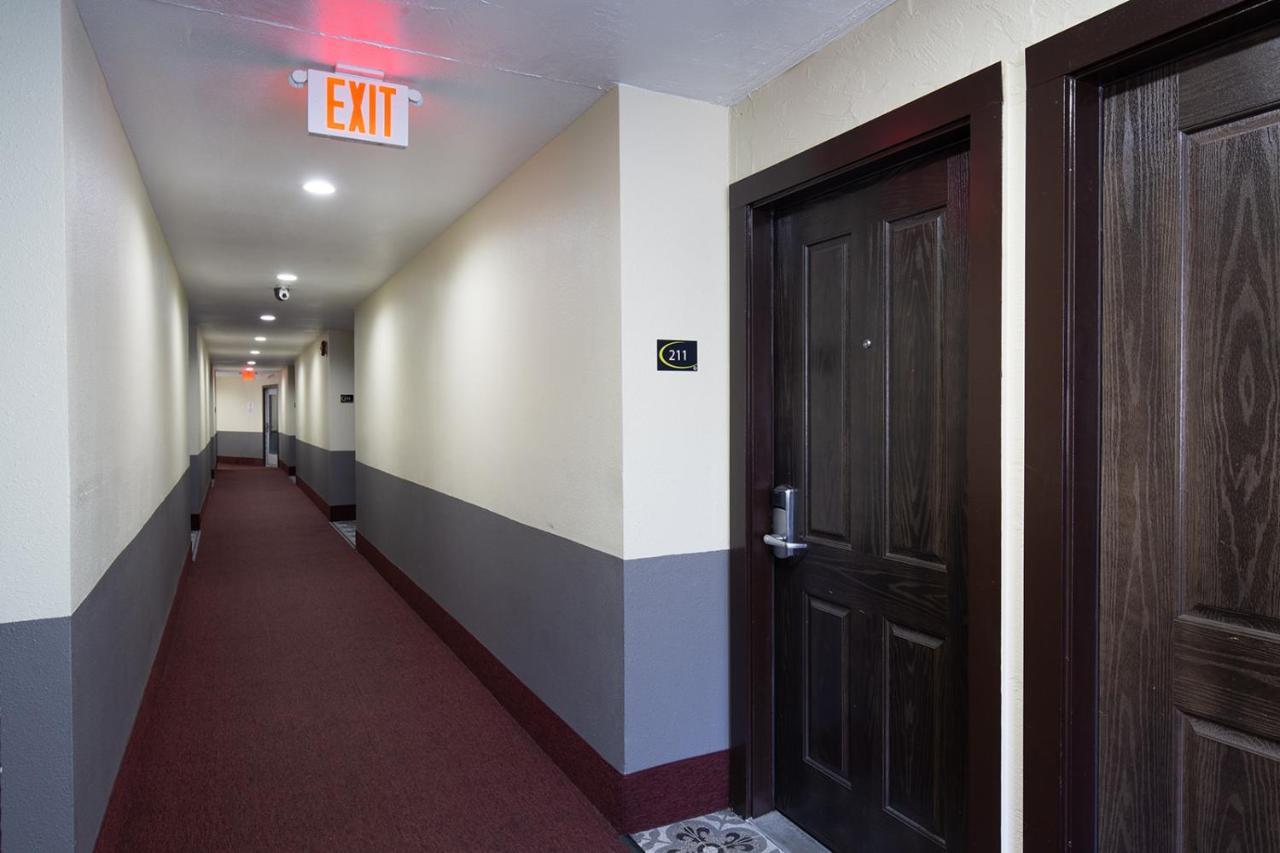 Super 8 By Wyndham Eureka Hotel Luaran gambar