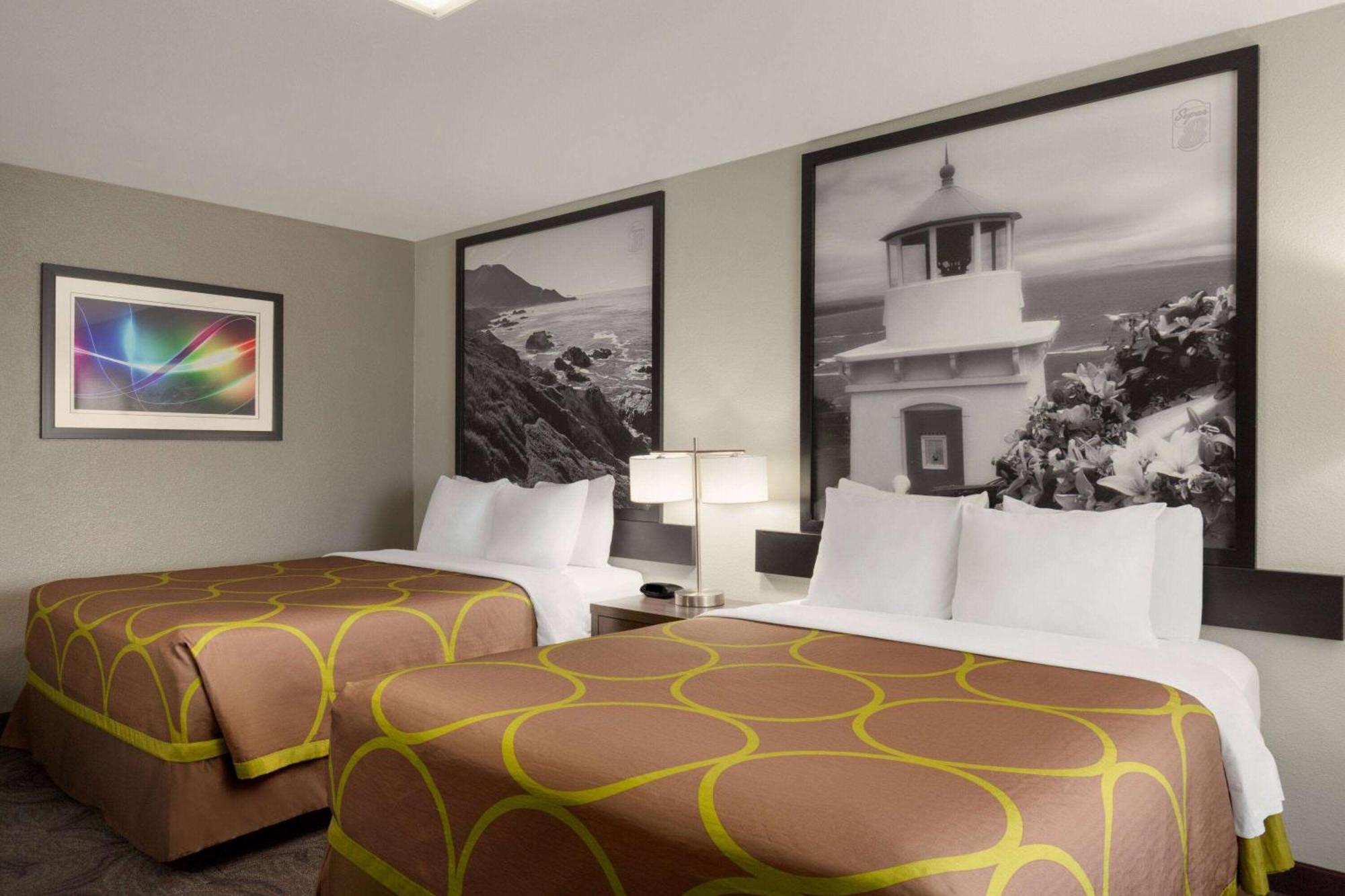 Super 8 By Wyndham Eureka Hotel Luaran gambar