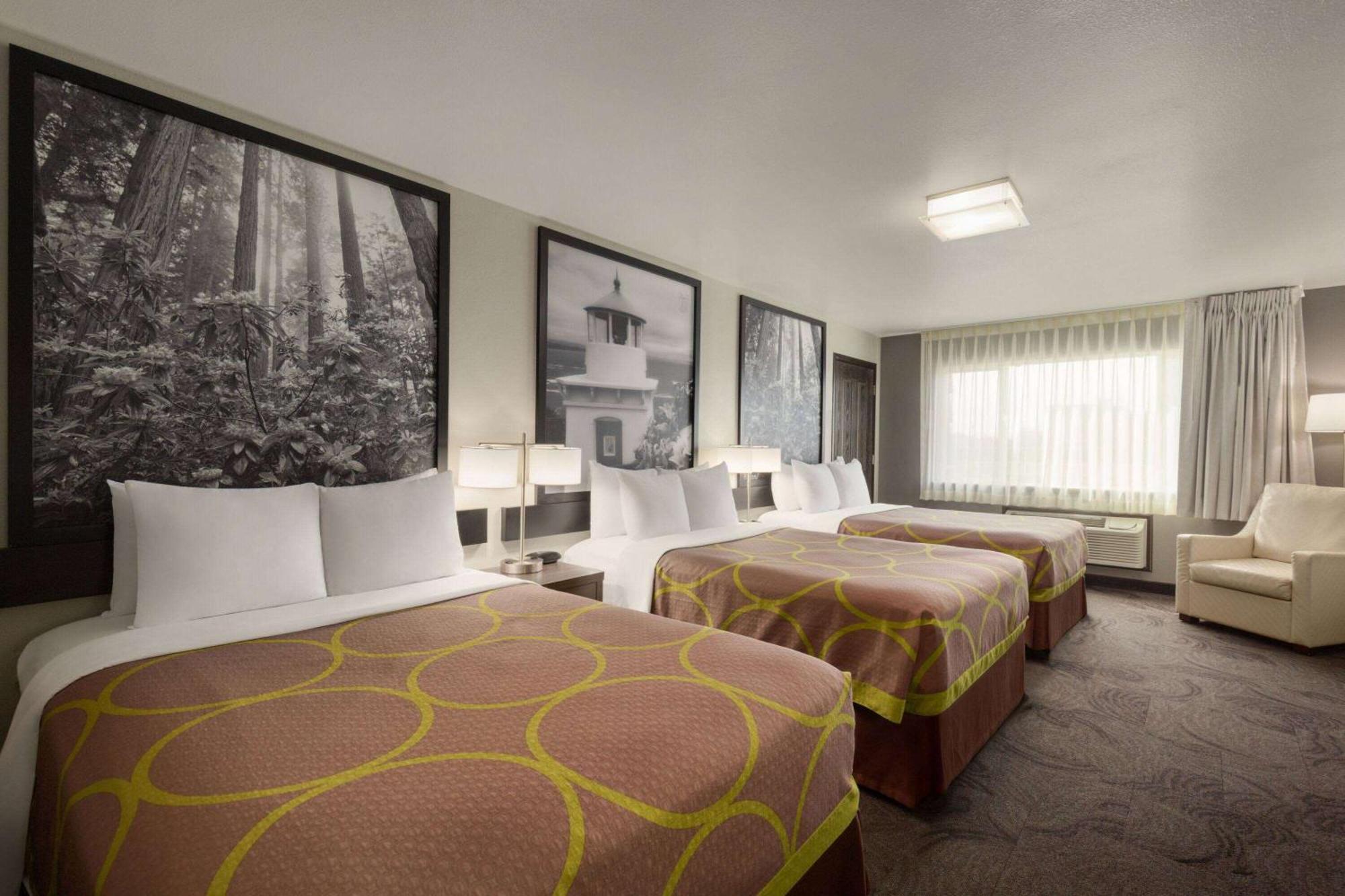 Super 8 By Wyndham Eureka Hotel Luaran gambar