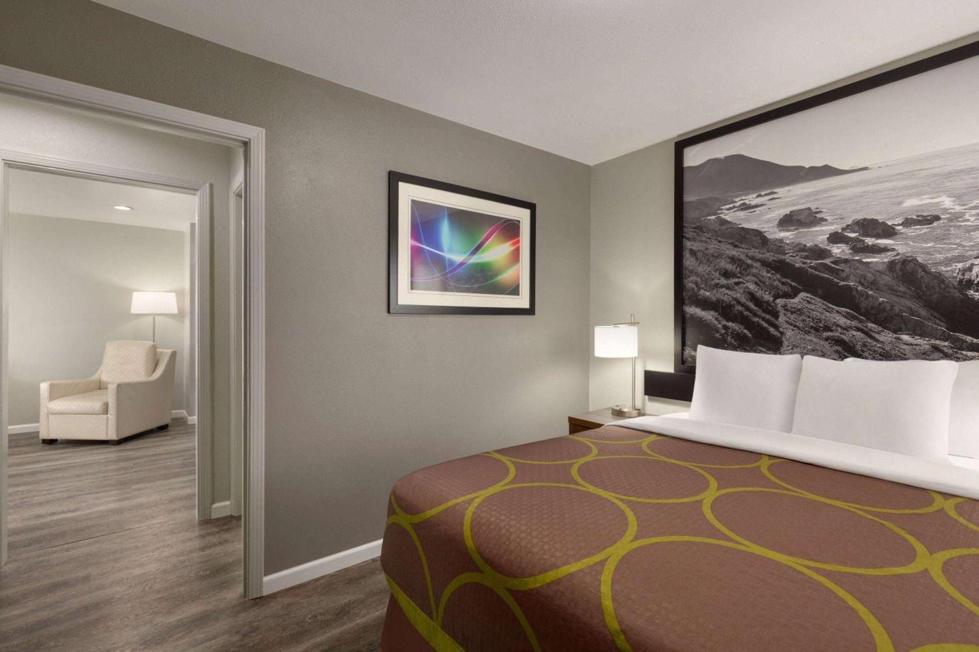 Super 8 By Wyndham Eureka Hotel Luaran gambar
