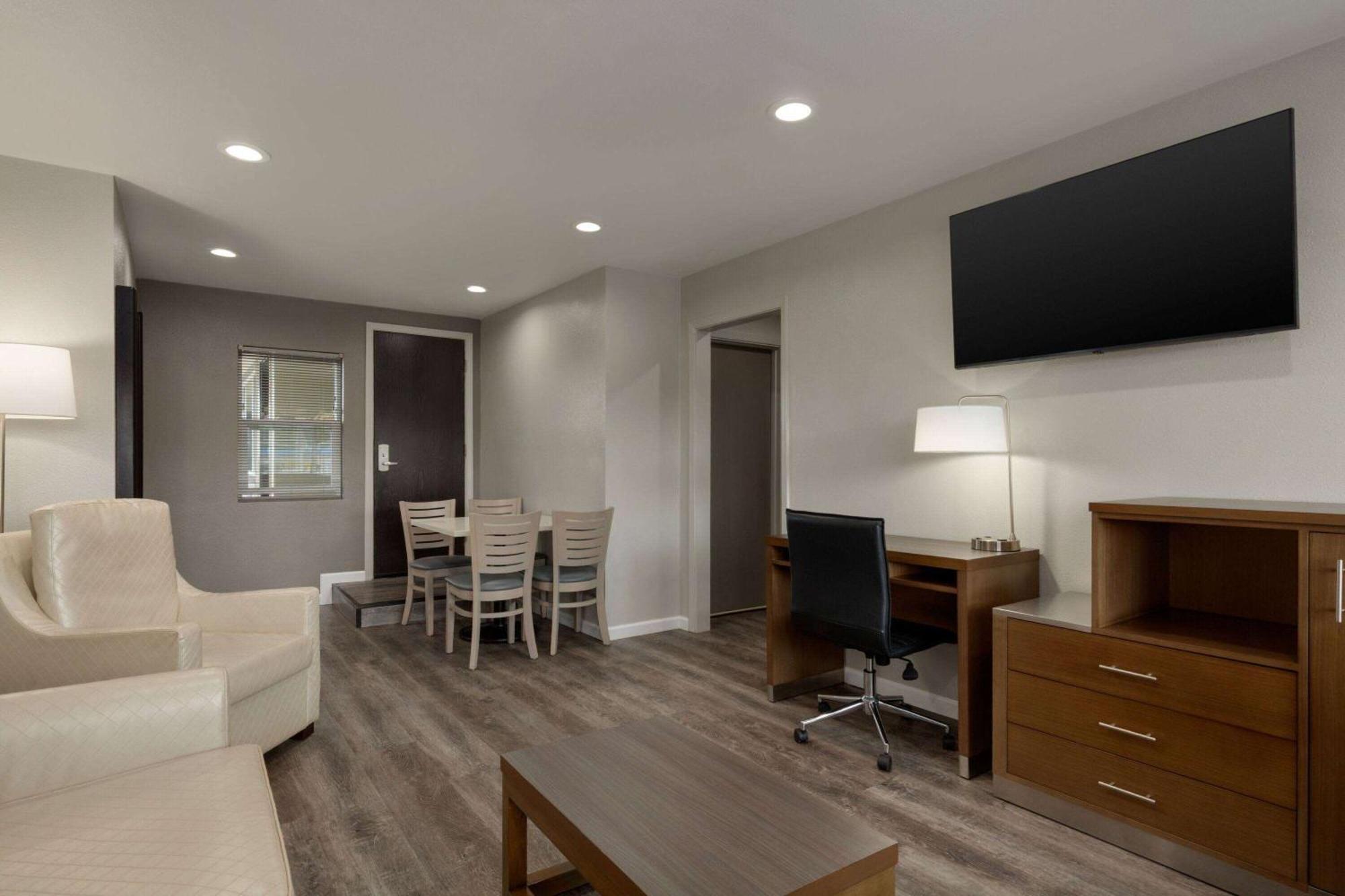 Super 8 By Wyndham Eureka Hotel Luaran gambar
