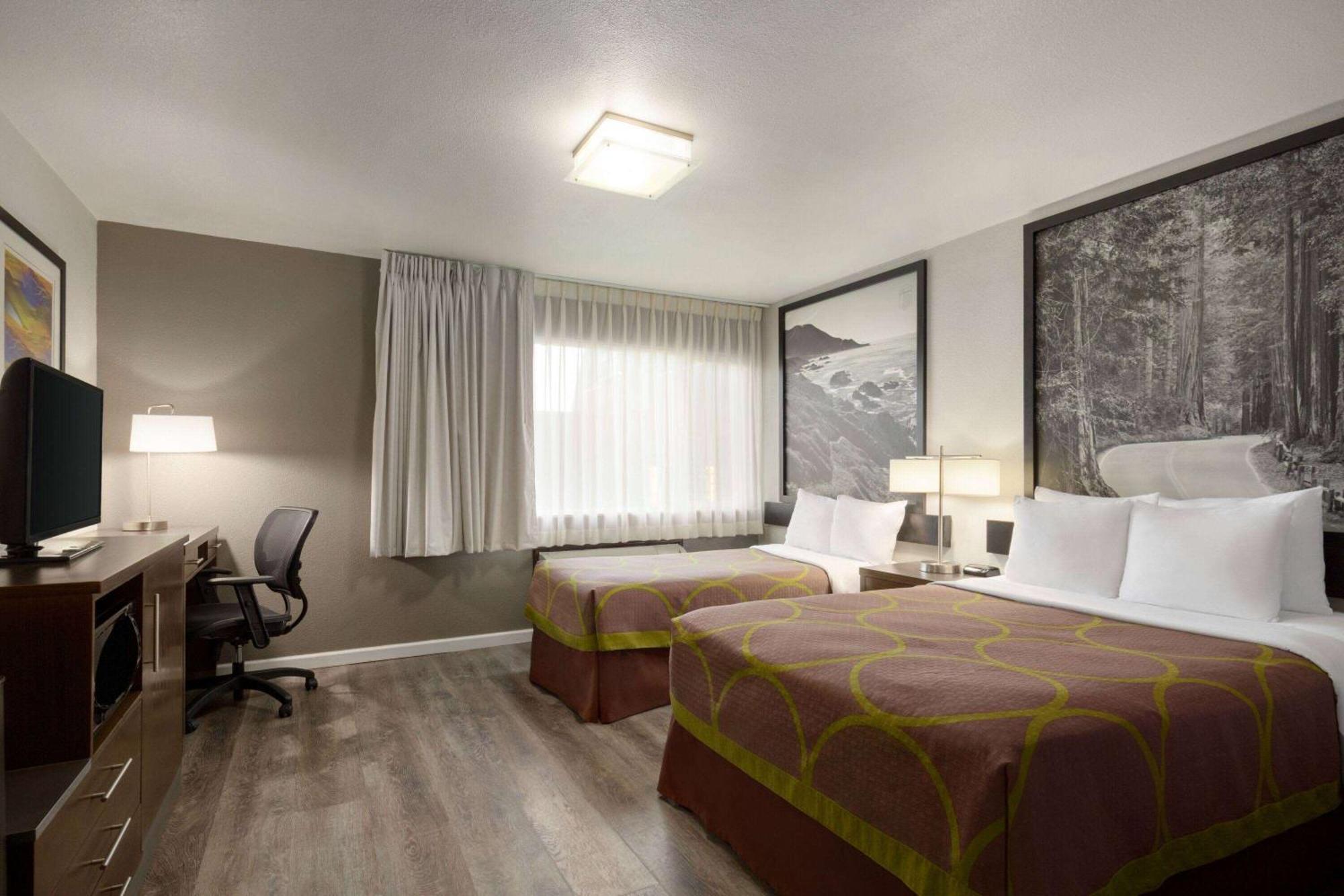 Super 8 By Wyndham Eureka Hotel Luaran gambar