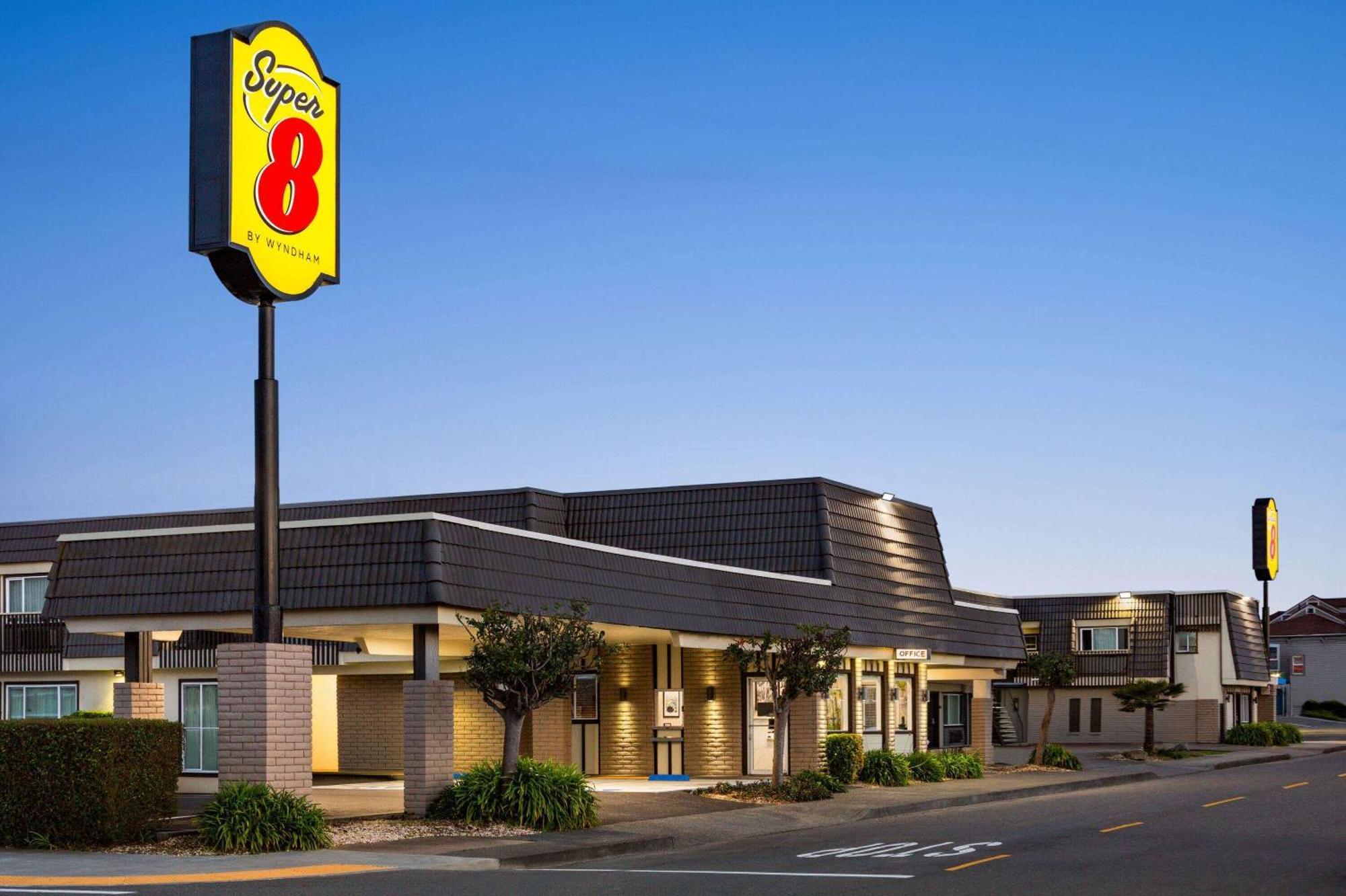 Super 8 By Wyndham Eureka Hotel Luaran gambar