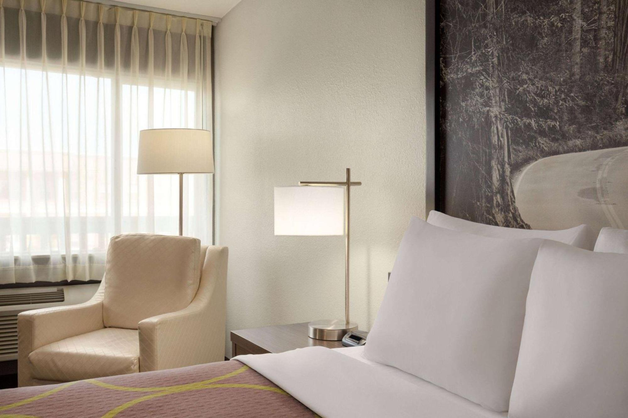 Super 8 By Wyndham Eureka Hotel Luaran gambar