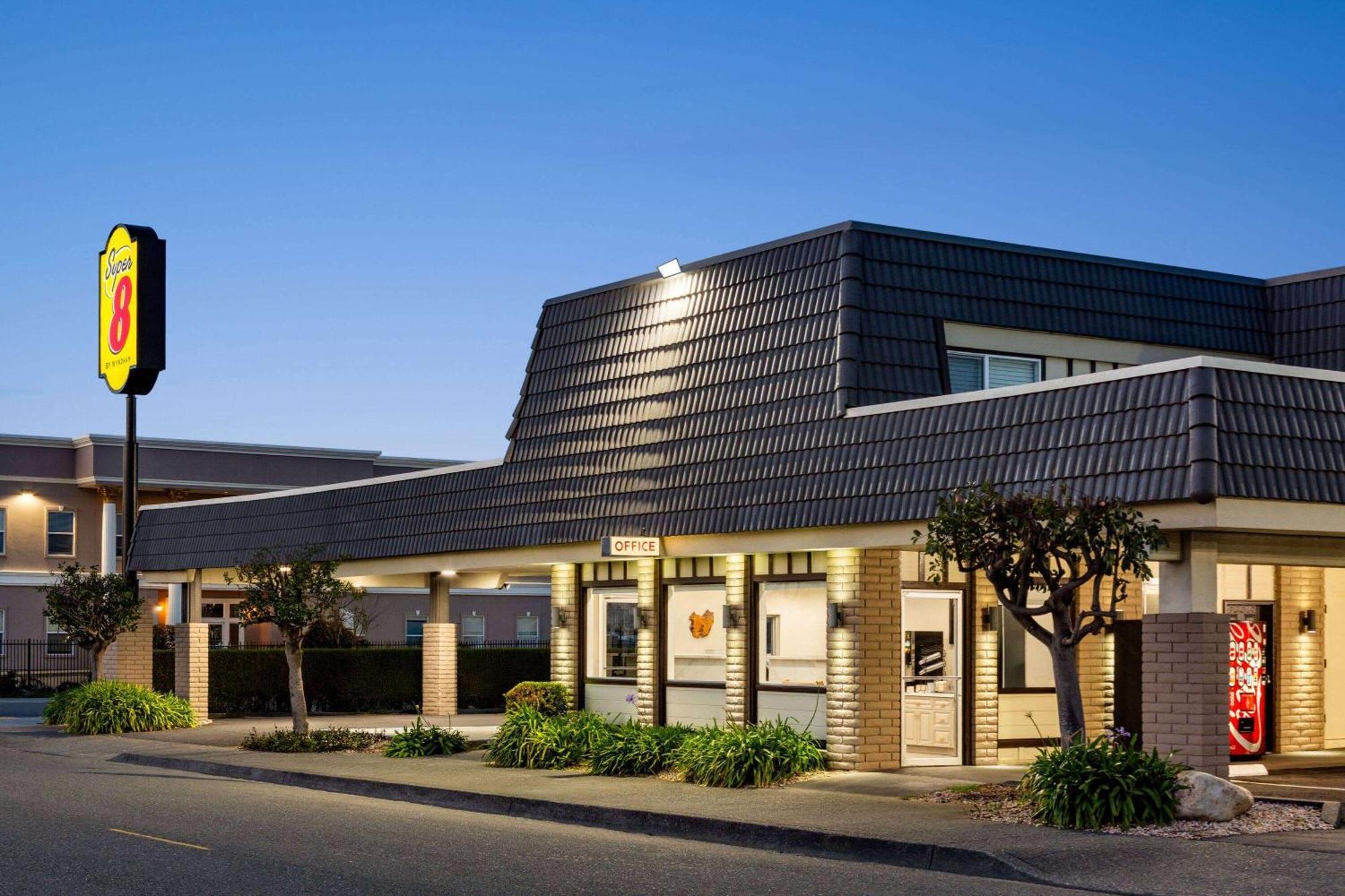 Super 8 By Wyndham Eureka Hotel Luaran gambar
