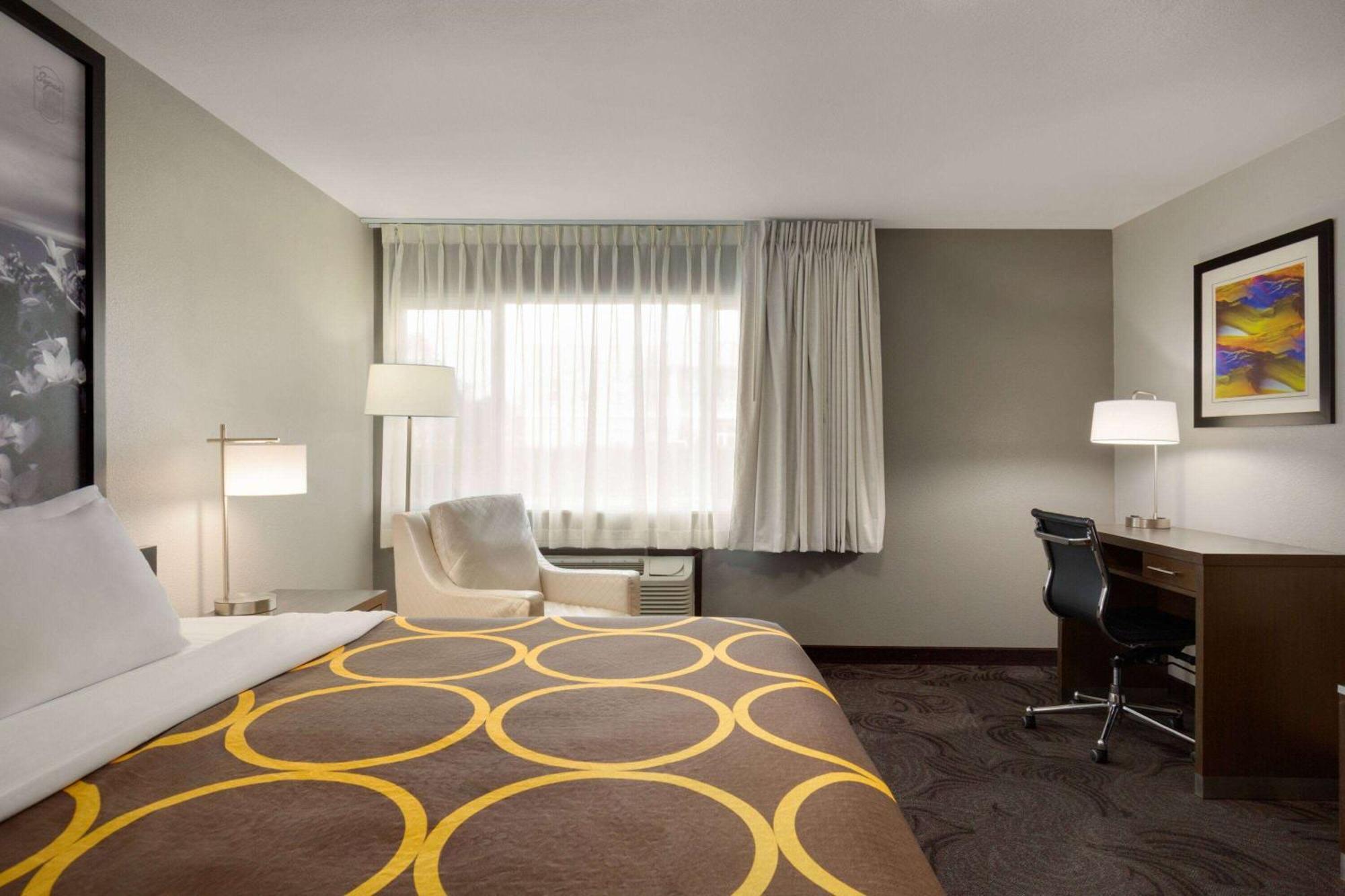 Super 8 By Wyndham Eureka Hotel Luaran gambar