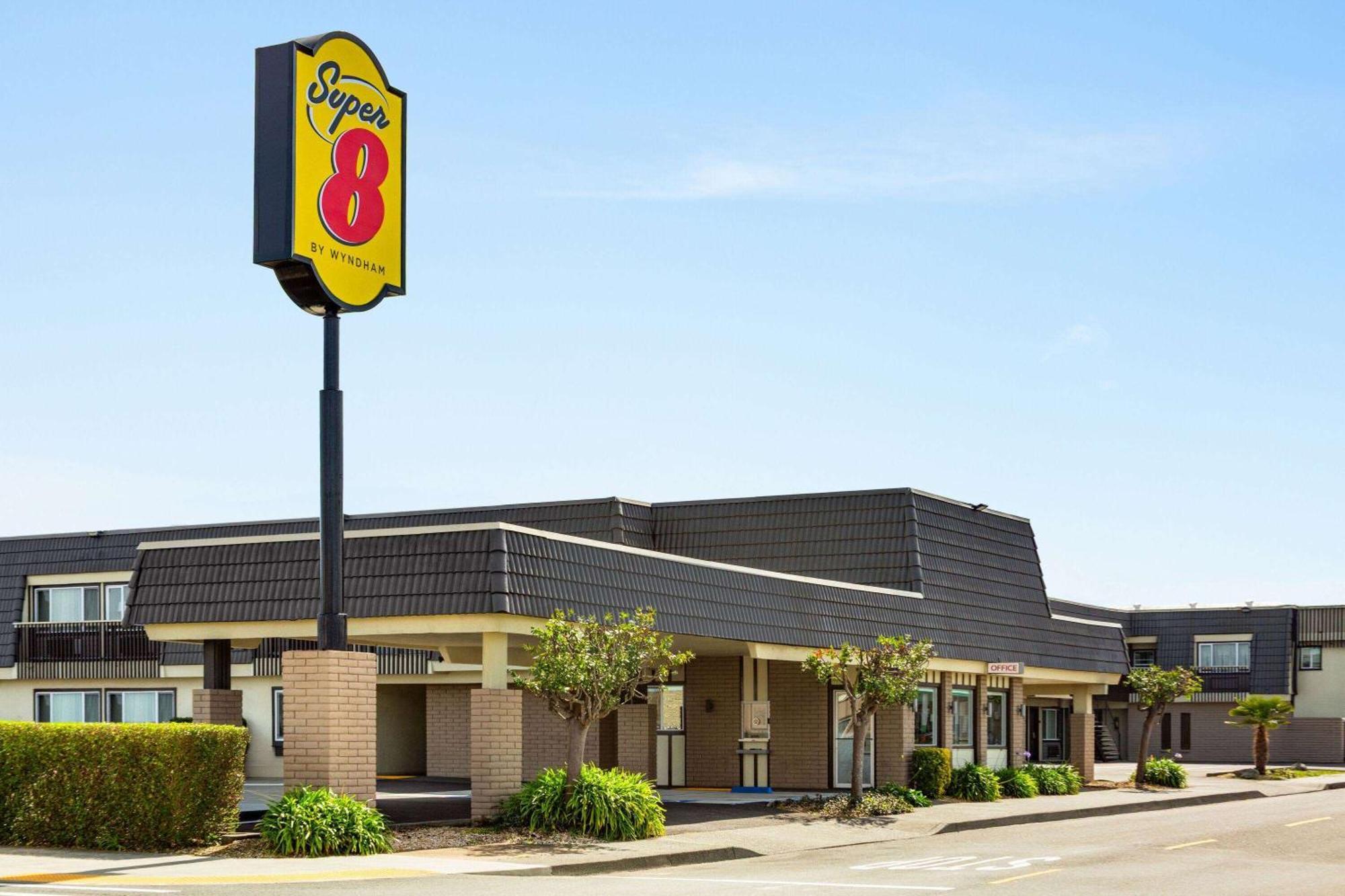 Super 8 By Wyndham Eureka Hotel Luaran gambar